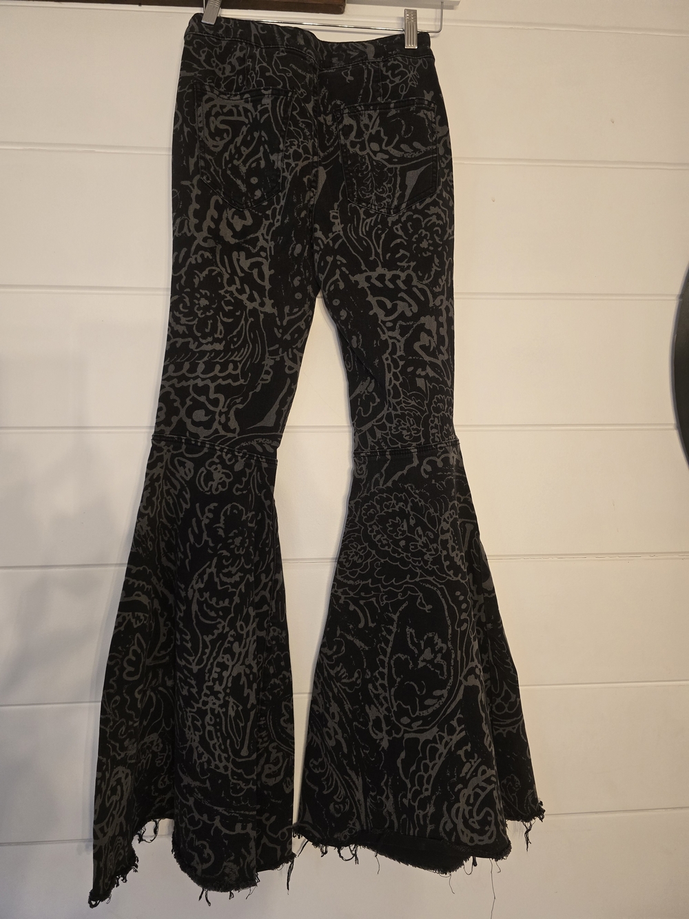 O We The Free Black Pattern-Print Super Flare Jeans Size 26 - Picture 6 of 6